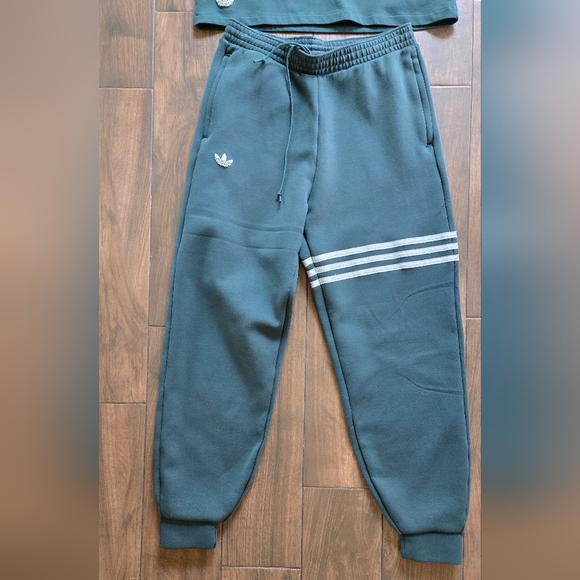 Adidas Adicolor Neuclassics Joggers & Cropped T-Shirt Set in Mineral - Picture 5 of 9